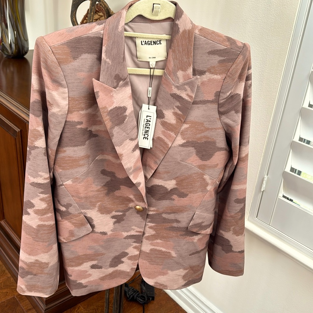 L’agence jacket blazer in beautiful camouflage colors totally lined. Size 8